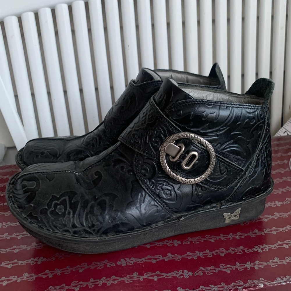 Alegría Elegant Black Shoes with Butterfly Accent